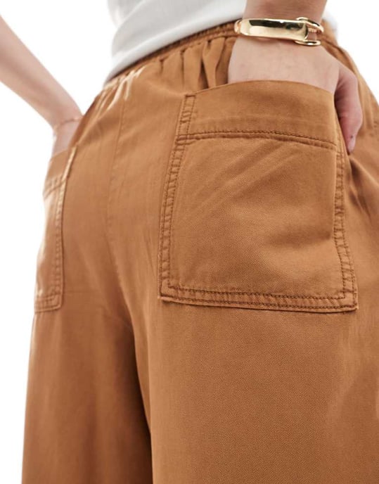 ASOS DESIGN Lång mjuk vida byxor i tvättad karamell - Image 2