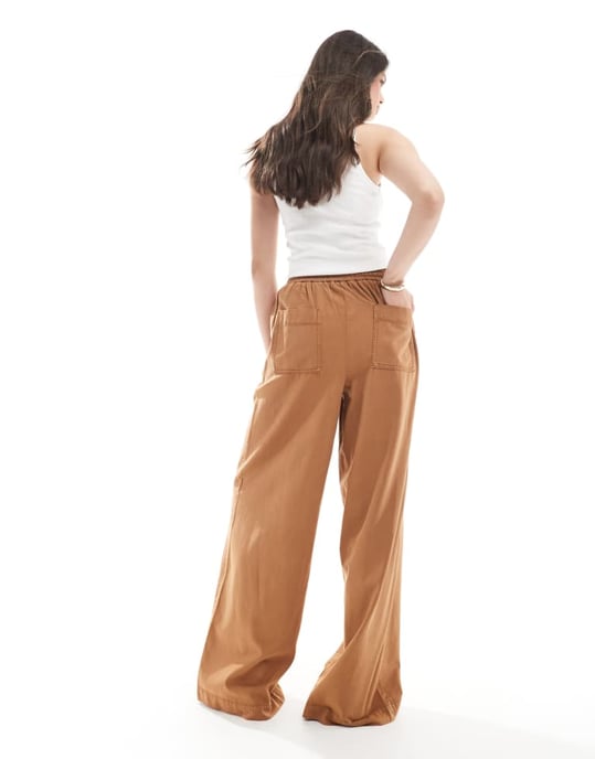 ASOS DESIGN Lång mjuk vida byxor i tvättad karamell - Image 3