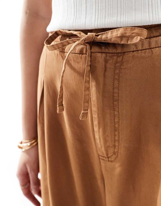 ASOS DESIGN Lång mjuk vida byxor i tvättad karamell - Image 4