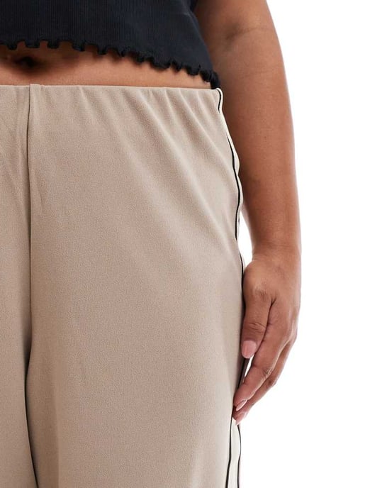 Vero Moda Curve lösa byxor med sidostrekt i fossil - Image 3