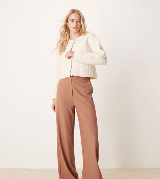 ASOS DESIGN Lång skräddarsydd avslappnad rakt benbyxor i aprikos - Image 1