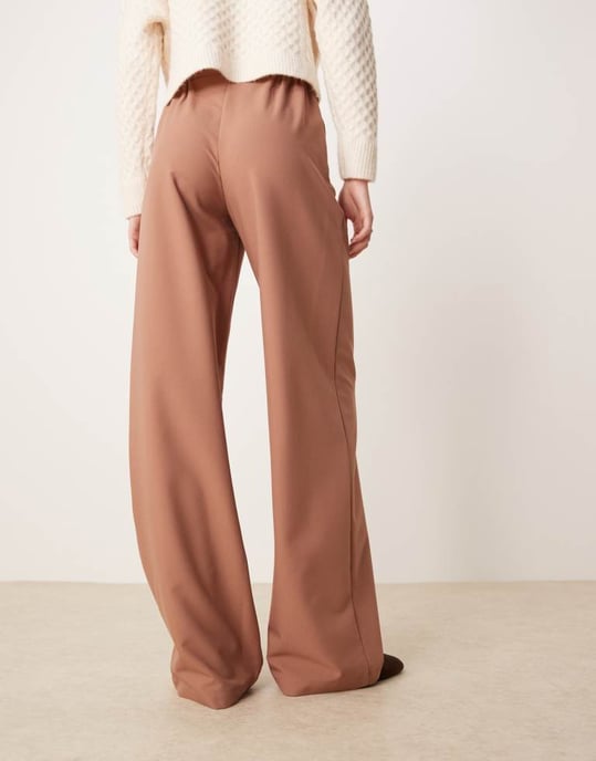 ASOS DESIGN Lång skräddarsydd avslappnad rakt benbyxor i aprikos - Image 3