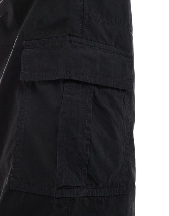 ASOS DESIGN baggy cargobyxor med resår i svart - Image 2