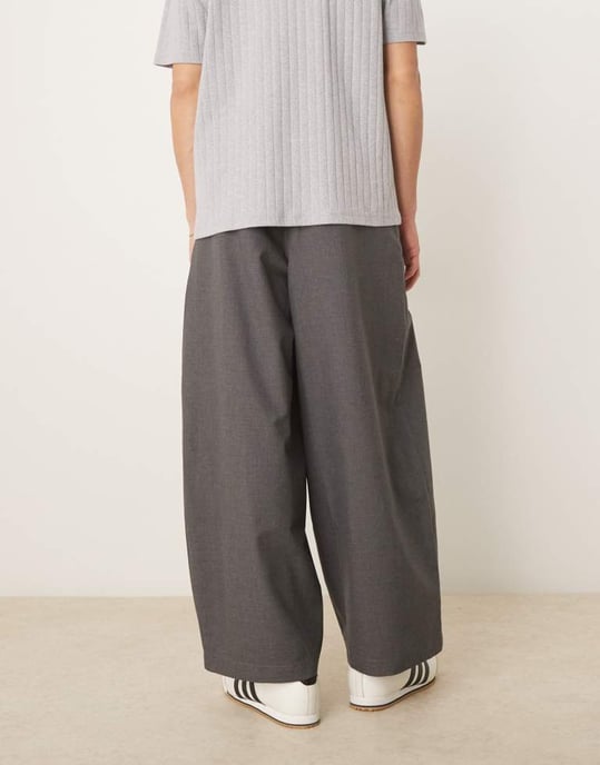 ASOS DESIGN extremt avsmalnande byxa med dartar i kolgrått - Image 4