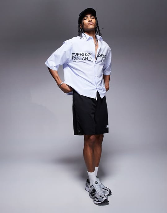 ASOS DESIGN boxig oversized poplin-skjorta med grafik i marinblått - Image 2