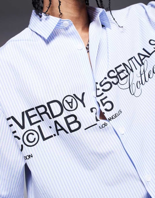 ASOS DESIGN boxig oversized poplin-skjorta med grafik i marinblått - Image 3