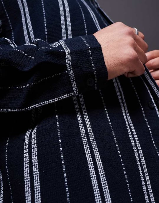 ASOS DESIGN boxig oversize randig skjorta i marinblå - Image 2