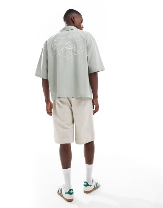 ASOS DESIGN oversized skjorta med halvlånga ärmar och tryck på ryggen i grå - Image 4
