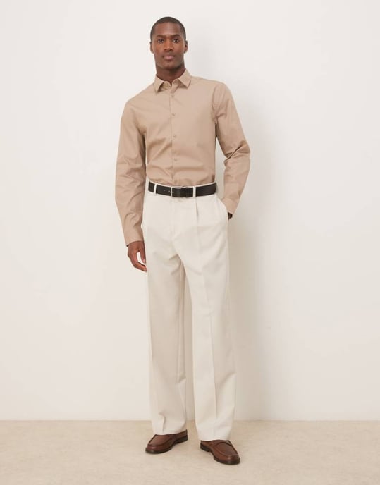 ASOS DESIGN formell lättstruken regular skjorta i brun - Image 2