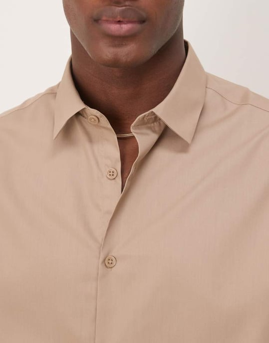 ASOS DESIGN formell lättstruken regular skjorta i brun - Image 3