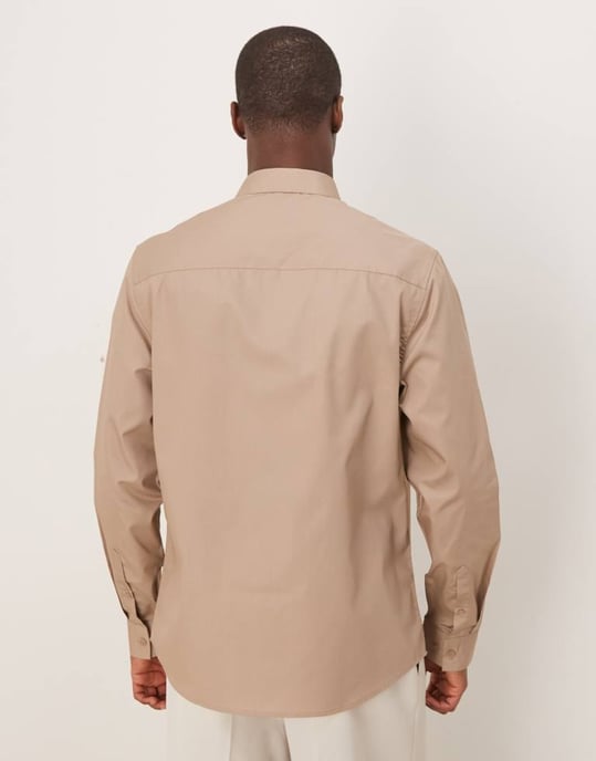 ASOS DESIGN formell lättstruken regular skjorta i brun - Image 4