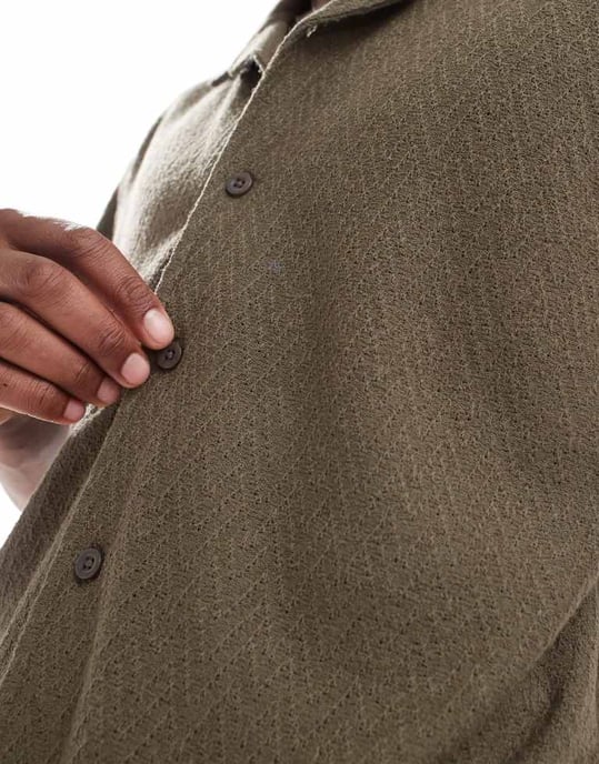 Sliten texturerad kortärmad skjorta i khaki - Image 4