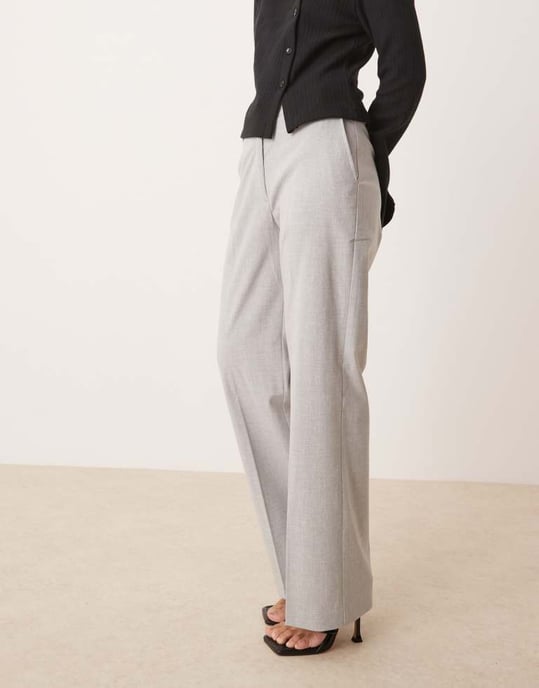ASOS DESIGN Petite skräddarsydda slim raka byxor i ljusgrått - Image 2