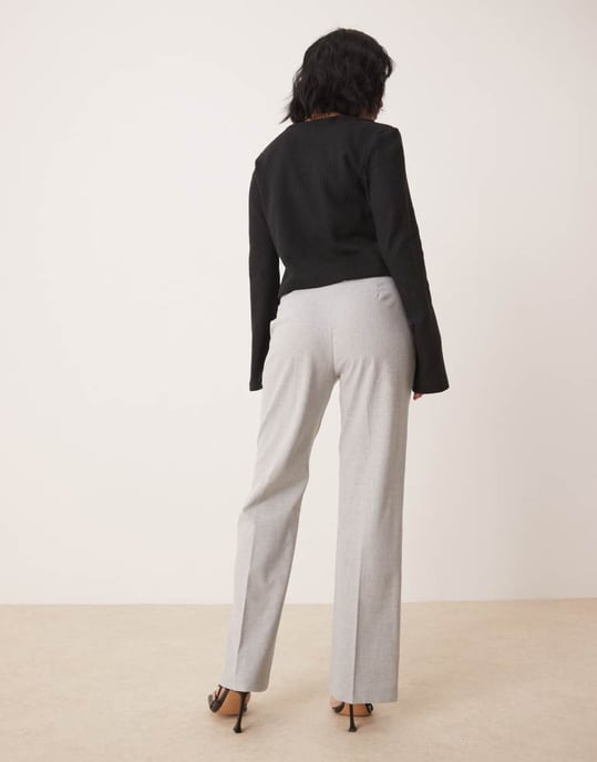 ASOS DESIGN Petite skräddarsydda slim raka byxor i ljusgrått - Image 4