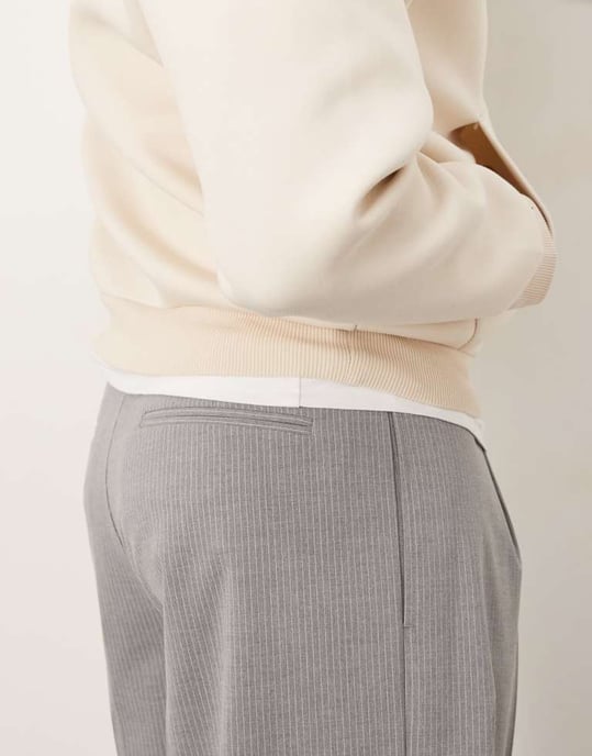 ASOS DESIGN smart lös passform byxor med framveck i grått randigt mönster - Image 3