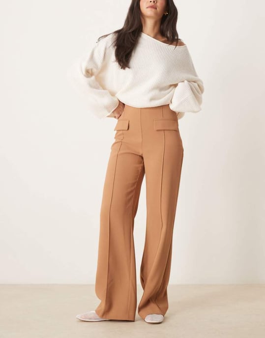 ASOS DESIGN skräddarsydda byxor med dubbla fickor och sömdetaljer i kamelfärg - Image 1