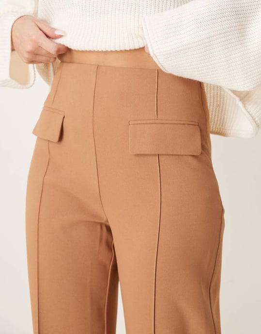 ASOS DESIGN skräddarsydda byxor med dubbla fickor och sömdetaljer i kamelfärg - Image 2