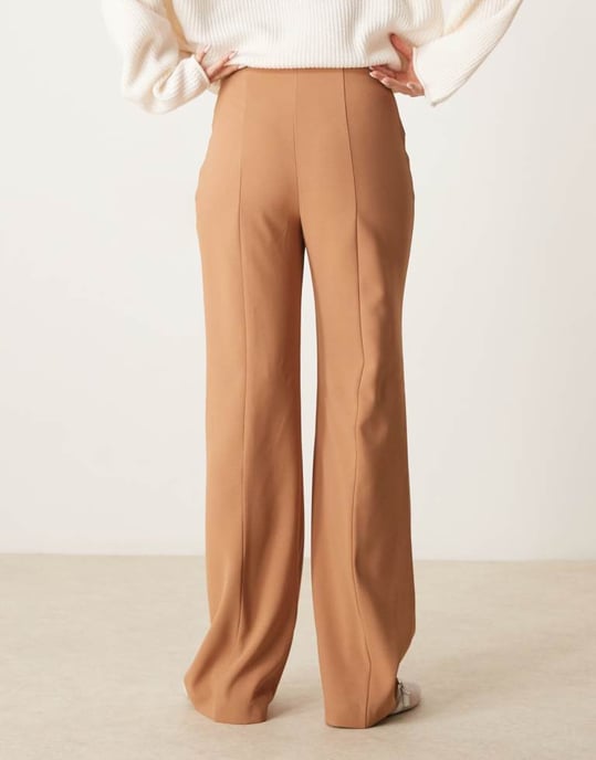 ASOS DESIGN skräddarsydda byxor med dubbla fickor och sömdetaljer i kamelfärg - Image 3