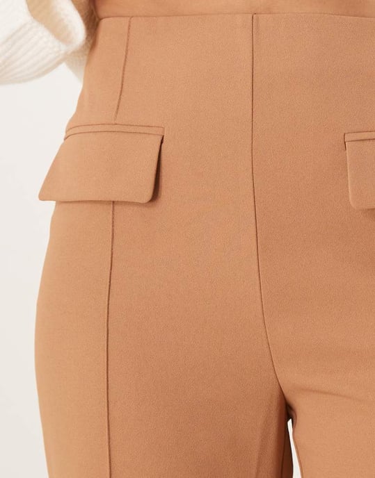 ASOS DESIGN skräddarsydda byxor med dubbla fickor och sömdetaljer i kamelfärg - Image 4
