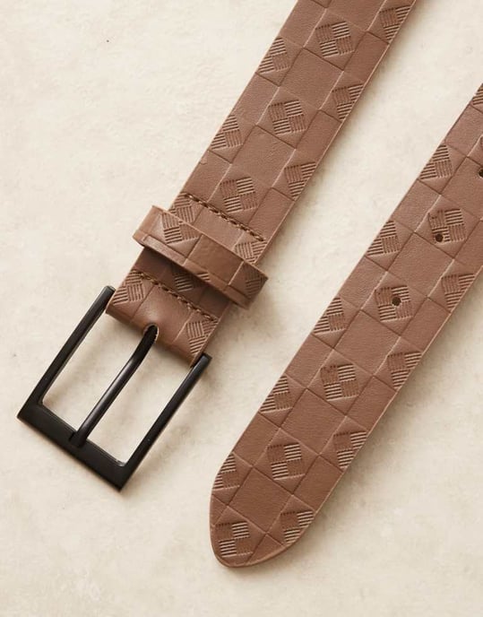 ASOS DESIGN präglat rutigt bälte i brun konstläder - Image 1