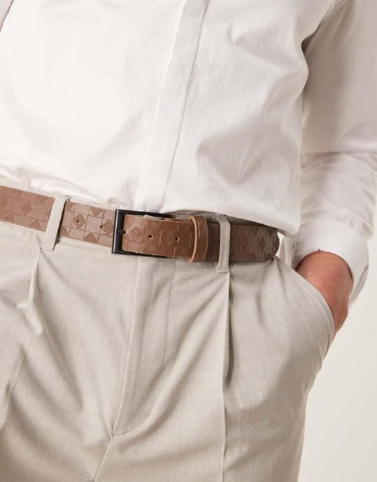ASOS DESIGN präglat rutigt bälte i brun konstläder - Image 2