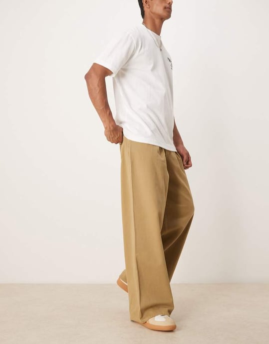 ASOS DESIGN lösbyxa med detalj i veck i tan - Image 3
