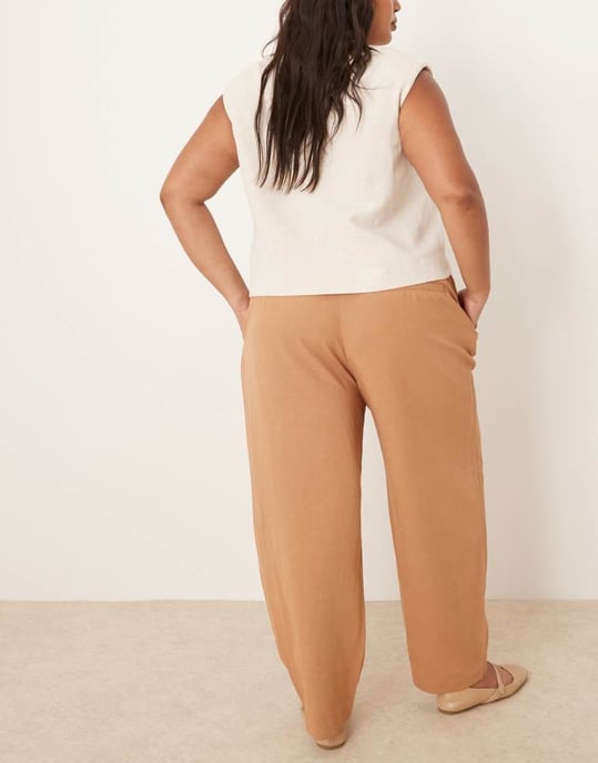 ASOS DESIGN Curve skräddarsydda linbyxor med flerfaldig fåll i brunt - Image 2