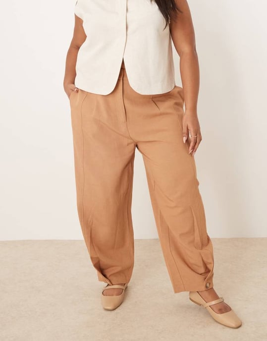 ASOS DESIGN Curve skräddarsydda linbyxor med flerfaldig fåll i brunt - Image 3