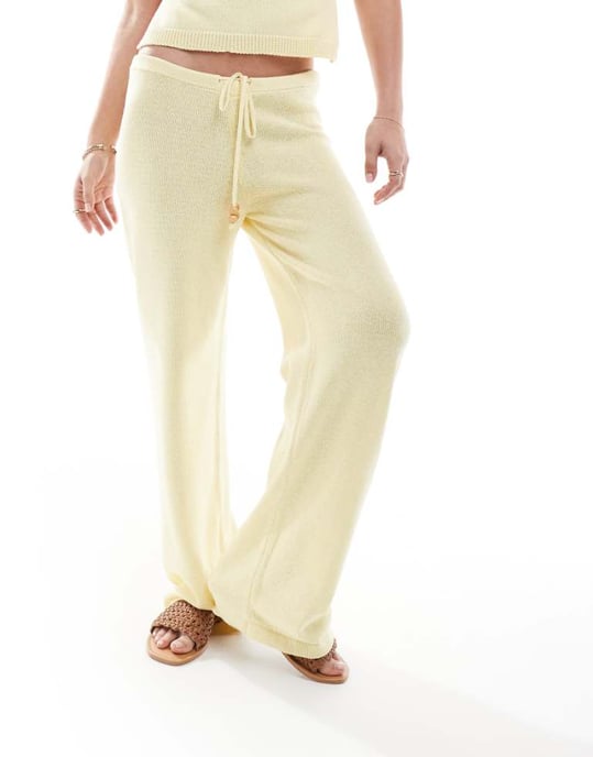ASOS DESIGN låg midja stickad byxdress med pärlor i smörgul - Image 1