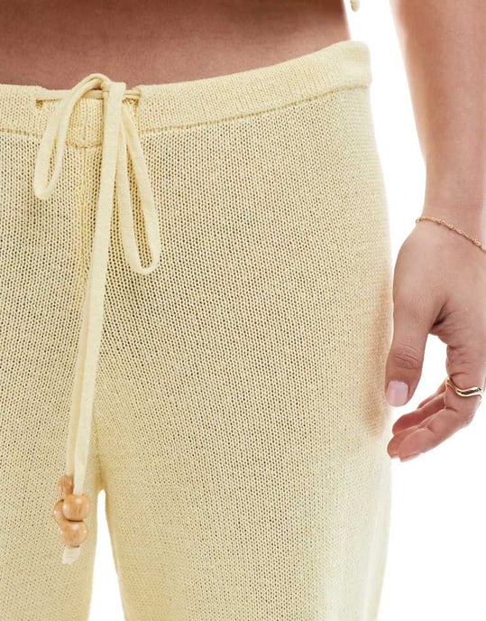 ASOS DESIGN låg midja stickad byxdress med pärlor i smörgul - Image 4