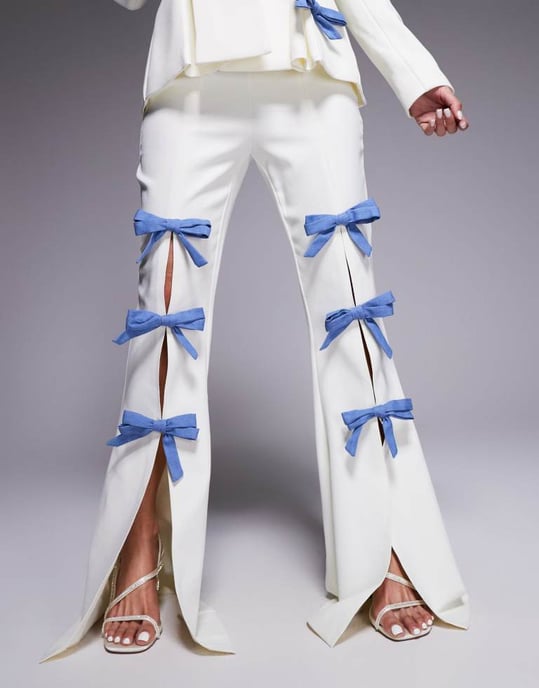 ASOS LUXE koordinerad skräddarsydd byxa med denimrosetter i krämfärg - Image 2