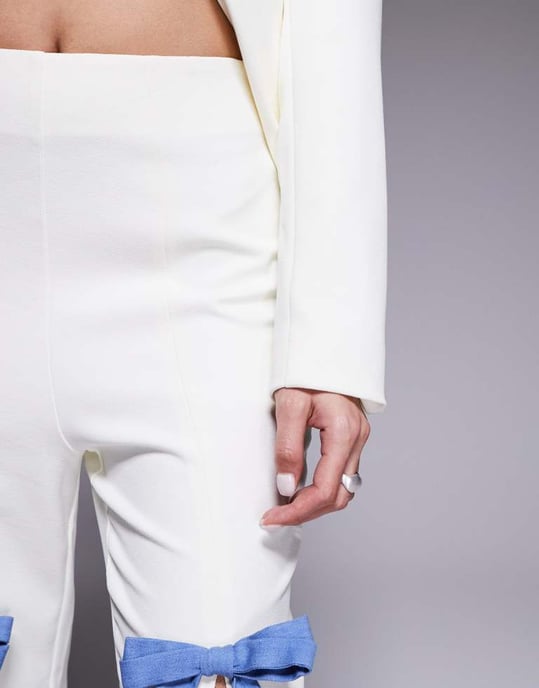 ASOS LUXE koordinerad skräddarsydd byxa med denimrosetter i krämfärg - Image 3