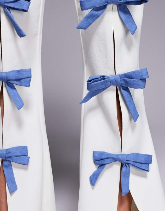 ASOS LUXE koordinerad skräddarsydd byxa med denimrosetter i krämfärg - Image 4