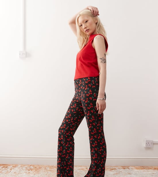 Noisy May Petite flarebyxor i körsbärsmönster - SVART - Image 1