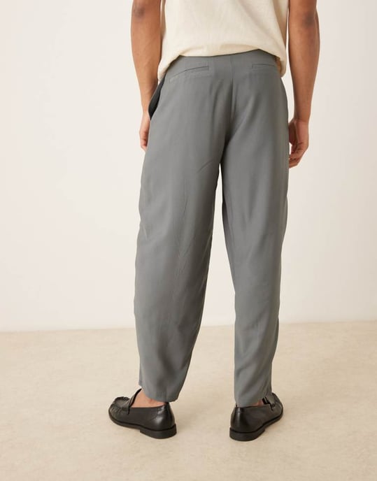 ASOS DESIGN oversized tapered smartbyxor med omslag framtill i grått - Image 4