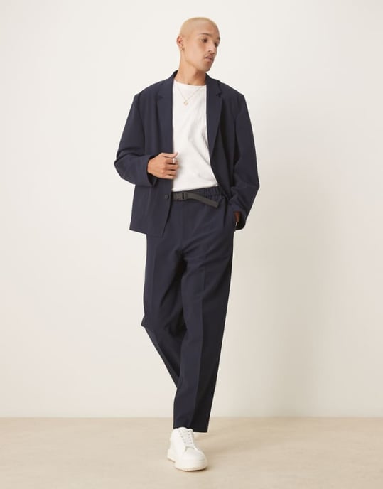 ASOS DESIGN oversized taperade kostymbyxor i marinblå seersucker - Image 1