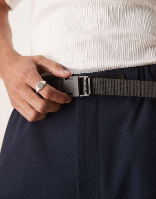 ASOS DESIGN oversized taperade kostymbyxor i marinblå seersucker - Image 2