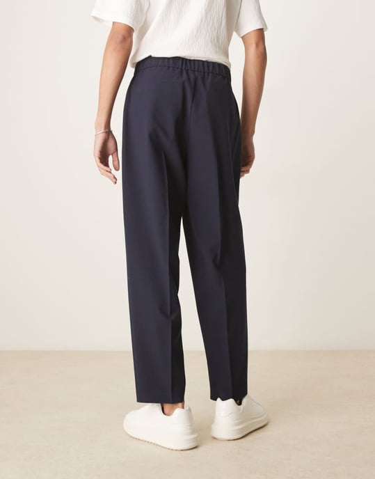 ASOS DESIGN oversized taperade kostymbyxor i marinblå seersucker - Image 3