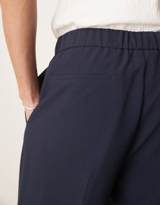 ASOS DESIGN oversized taperade kostymbyxor i marinblå seersucker - Image 4