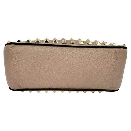 Valentino Garavani Poudre All Over Rockstud Liten Axelväska i Nudefärgad Läder - Image 5