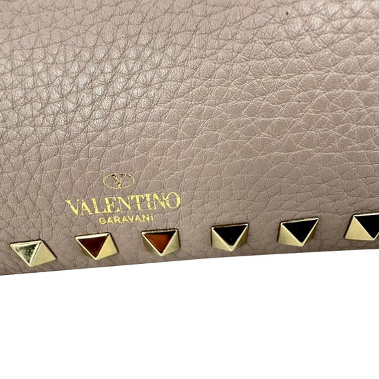 Valentino Garavani Poudre All Over Rockstud Liten Axelväska i Nudefärgad Läder - Image 6