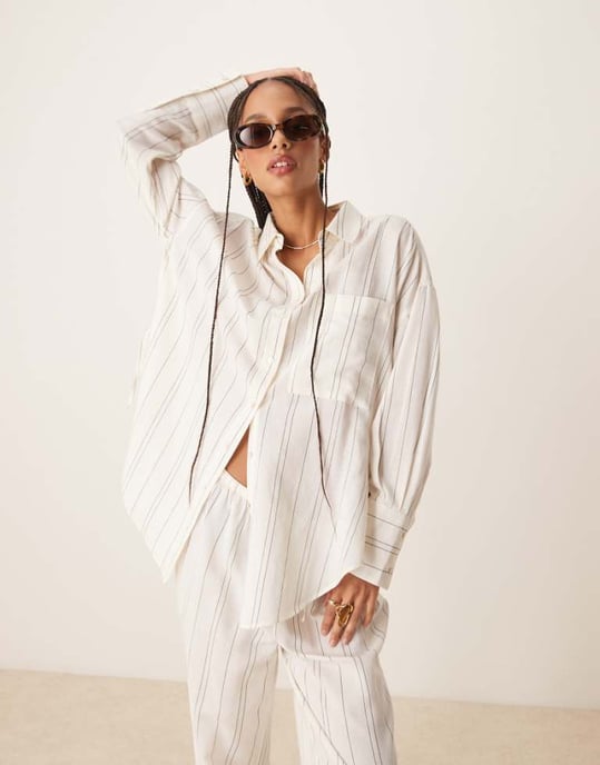 ASOS DESIGN Belle knyt-sidstrand skjorta överdrag i mono rand - Image 1