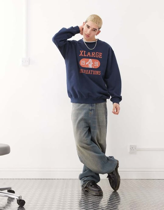 XLARGE sweatshirt med rekreationskontrastgrafik i marinblå - Image 2