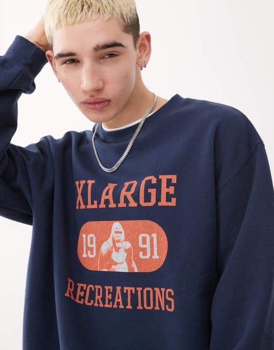 XLARGE sweatshirt med rekreationskontrastgrafik i marinblå - Image 3