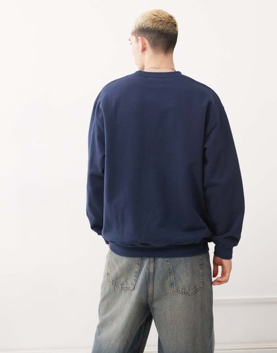XLARGE sweatshirt med rekreationskontrastgrafik i marinblå - Image 4