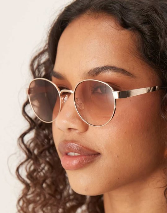ASOS DESIGN metallrunda solglasögon med ombre-bruna linser - Image 2