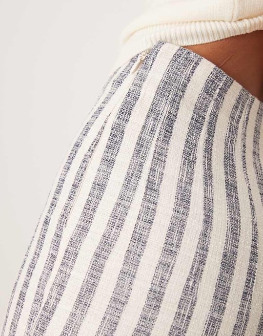 ASOS DESIGN Långa skräddarsydda bouclétrotsor i blårandig - Image 2