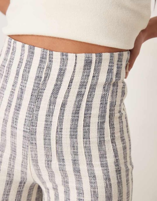 ASOS DESIGN Långa skräddarsydda bouclétrotsor i blårandig - Image 4