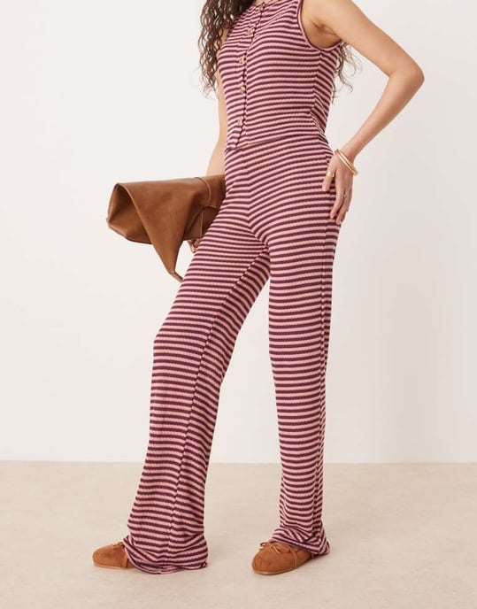 ASOS DESIGN stickad byxdress med vida ben i rosa och vinröd rand - Image 4