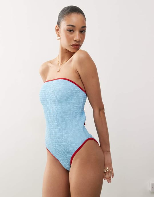 Återvunnen vintage bandeau baddräkt med rynkor i blått och kontrasterande röda detaljer - Image 2